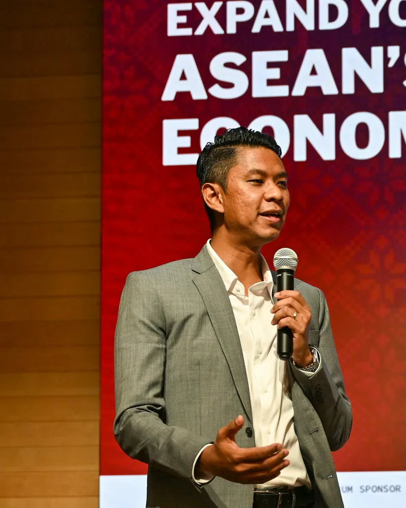 Nadhir Ashafiq berucap pada acara Malaysia-Indonesia Business Council